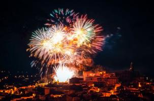 Fêter le nouvel an est une tradition ancestrale, célébrée sur la planète entière.