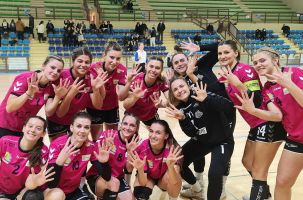 Les filles de la Plaine, fières de leur 9ème succès.