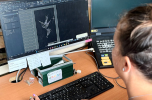 ulie, du bureau d'études Durieux Fermetures, finalise l'adaptation d'un motif de colibri destiné à une découpe laser sur un portail coulissant en aluminium. 