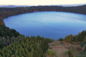 Le lac du Bouchet, jadis un cratère incandescent. 