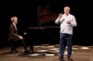 Assis, Nicolas Stavy. Debout, Eric-Emmanuel Schmitt, au Puy-en-Velay