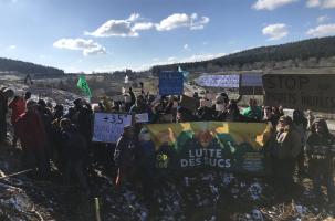 Les membres du collectif de la lutte des sucs aux abords du chantier de la déviation RN88
