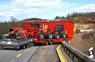Le camion du cirque Amar bloque la route nationale en sortie du Pertuis.