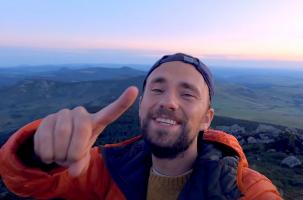 Bruno Maltor au sommet du Mont Mézenc. 