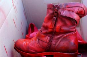Des chaussures rouges pour rappeler les drames des violences conjugales.