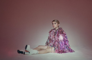 Coeur de pirate nous berce de ses chansons d’amour déchirantes disco pop.