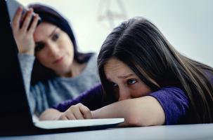 un enfant qui regarde un écran