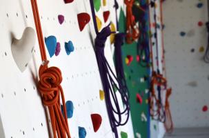 Le lycée Jean-Monnet détient à présent un mur d'escalade pensé par des grimpeurs aguerris.