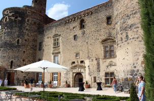 La forteresse de Saint-Vidal est la propriété de Vianney d'Alençon. 