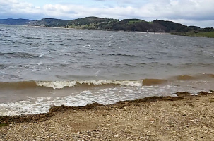Le lac se remplit goutte après goutte, donnant à son corps force et consistance.