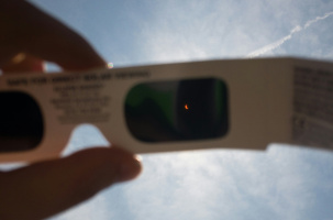 Des lunettes adaptées sont obligatoires pour observer le phénomène