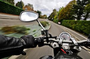 Faute d'une moto, il pourra toujours rouler avec un deux roues à pédales. 