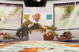Régis Marcon en scène avec la mascotte Anicia dans une projection immersive