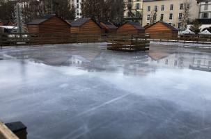 Le miroir gelé se forme lentement sur la place du Breuil, au Puy-en-Velay.