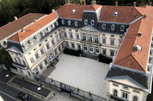 La préfecture de la Haute-Loire dans les yeux d'un oiseau. 