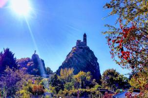 Le rocher Saint-Michel d'Aiguilhe et le mont Anis avec Notre Dame de France.