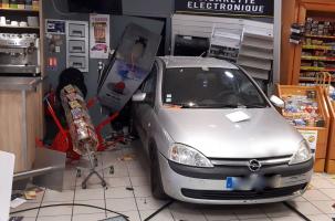 Une voiture bélier dans un bar tabac à Vals-près-le-Puy.