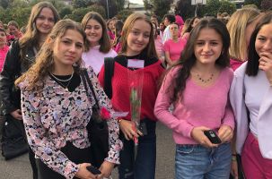 Dress code, sourires et fleurs au lycée Simone Weil pour Octobre rose.