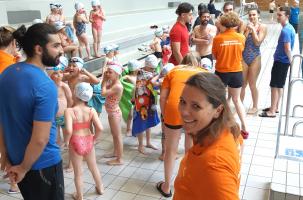 Les entraineurs et les jeunes poissons à fond la forme. 