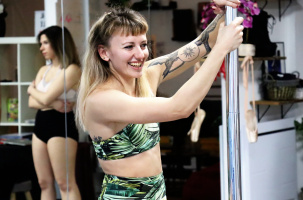Alicia, au sourire constant, enseigne la Pole Dance à L'Art des Airs.