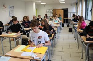 Avant l'ouverture des sujets de philosophie, dans une classe du lycée Simone Weil.