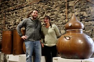 Béranger Mayoux et Marion Liogier, les deux pionniers du whisky en Haute-Loire.