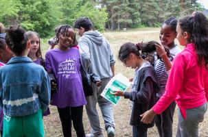 Les enfants euphoriques à l'idée de faire découvrir leur travail en commun. 