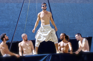 Des muscles et des beaux gosses dans le spectacle Glaucos.
