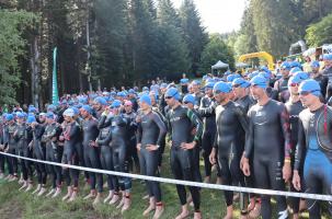 Les triathlètes prêts à s'élancer pour 2.7 km de nage dans le lac du Bouchet.
