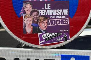 Différents stickers à l'instar de celui-ci ont été apposés par des soutiens à Alain Soral.