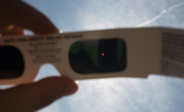 Des lunettes adaptées sont obligatoires pour observer le phénomène