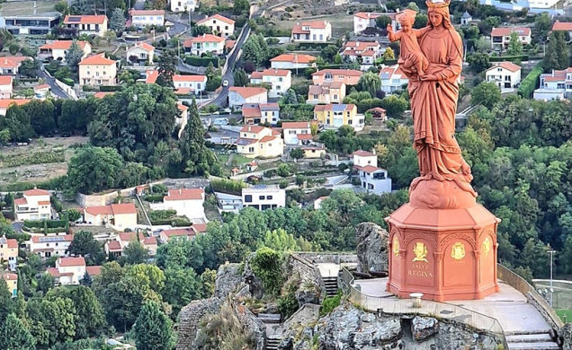 La statut Notre-Dame-de-France, debout sur le Rocher Corneille. 