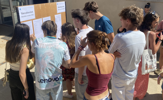 Plusieurs dizaines de lycéens se sont rendus sur place pour les résultats