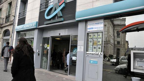 La banque du Crédit agricole supprime en masse ses agences de campagne. 