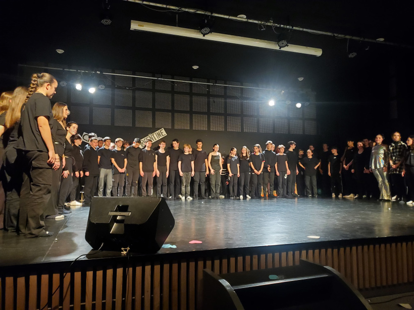 La scène finale du spectacle, avec tous les élèves réunis. 