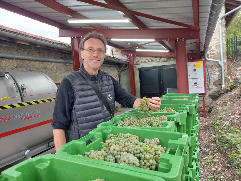 L'œnologue, Nicolas Léger, est fier de la qualité des raisins des terres d'Espaly.