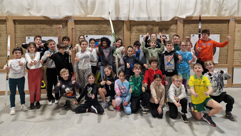 Les élèves des écoles de Beauzac au cours de stages de tir à l'arc