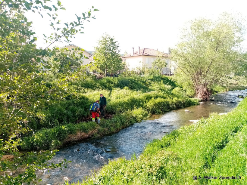 L'Epage Loire-Lignon lutte contre la Renouée du Japon avec des brûleurs thermiques.