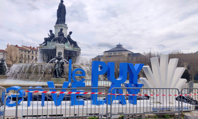 Le logo de la Ville du Puy-en-Velay et sa coquille Saint-Jacques sur la place du Breuil.