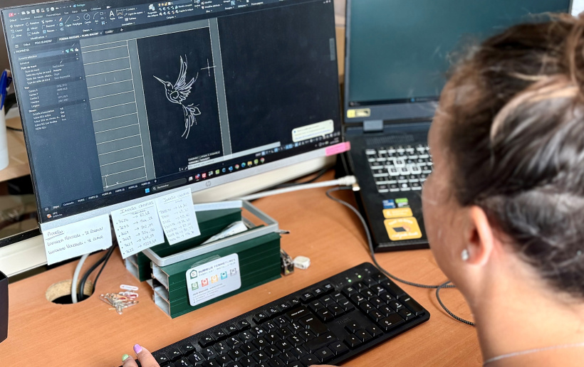 ulie, du bureau d'études Durieux Fermetures, finalise l'adaptation d'un motif de colibri destiné à une découpe laser sur un portail coulissant en aluminium. 