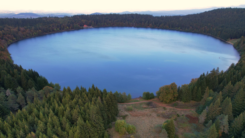 Le lac du Bouchet, jadis un cratère incandescent. 
