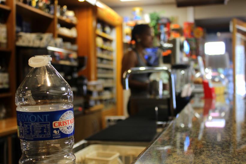 La mairie a livré des bouteilles d'eau pour palier le manque au robinet.