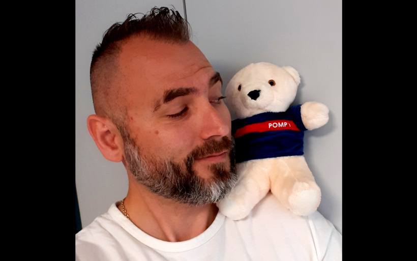 Le pompier Nicolas Currien et son compagnon de marche, Pompy.