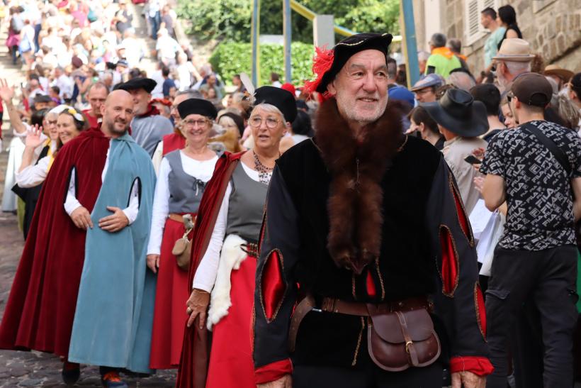 Le maire du Puy, Michel Chapuis, fait également partie du long cortège. 