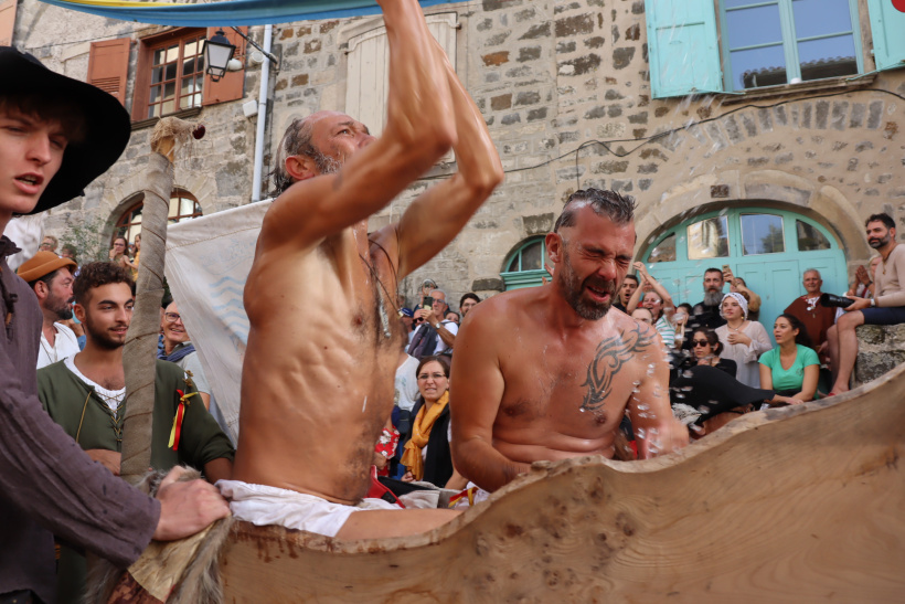 Prendre son bain en public, devant des milliers de gens, c'est fait pour eux.