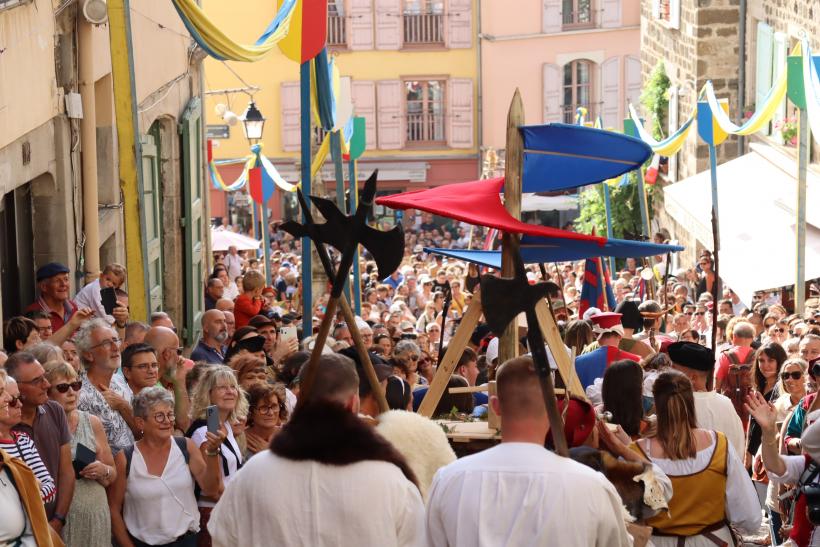 Les rues du Puy, envahies par une foule ininterrompue pour le grand défilé final. 