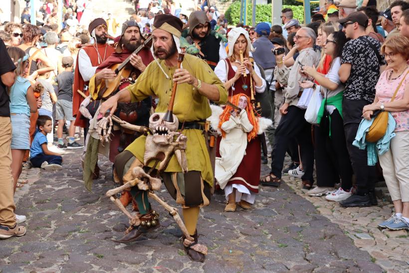 Même les squelettes ont fait la descente de la cathédrale du Puy. 