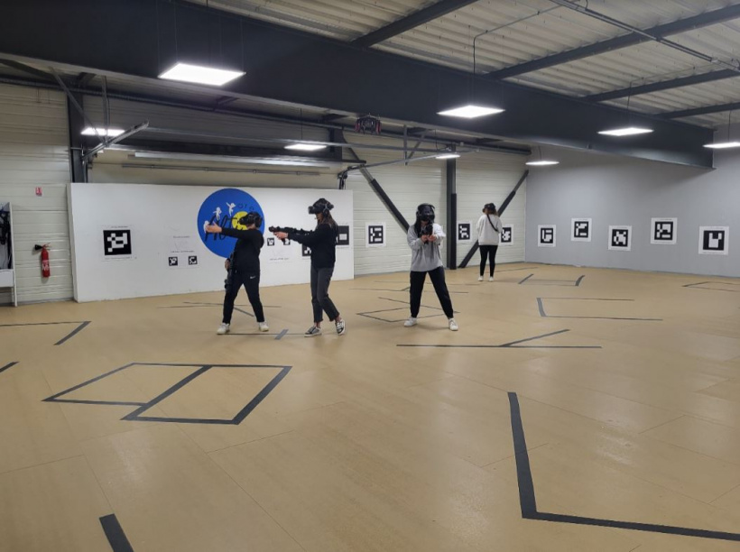 Un moment de découverte de la réalité virtuelle pour les jeunes filles