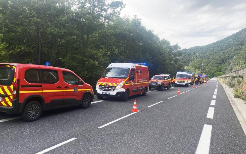 Durant l'intervention des pompiers, la gendarmerie a ralenti les utilisateurs de la RD103.