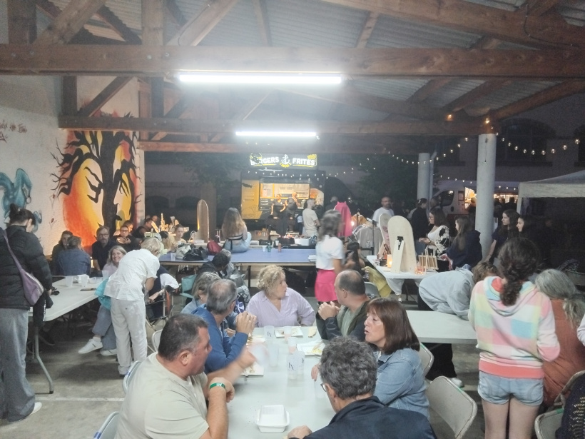 Ambiance joyeuse et familiale en attendant la tombée de la nuit.